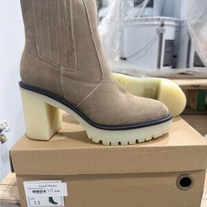 Chic Tan Ankle Boots